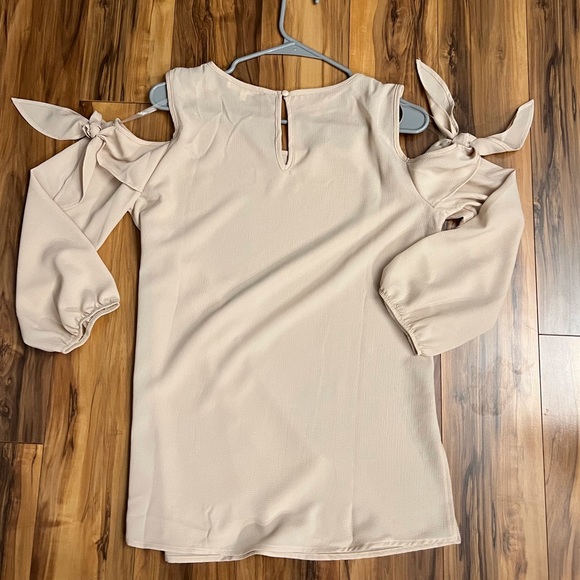 Taupe cold shoulder tie sleeve detail top, NWOT - Picture 4 of 10